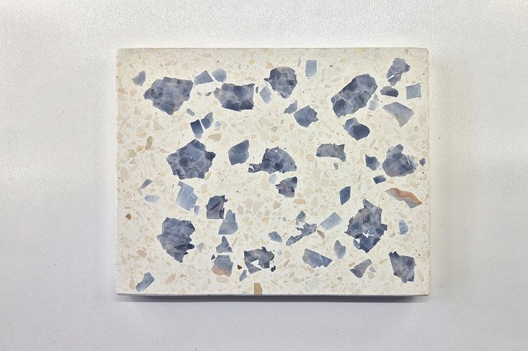 Licht terrazzo met kleine natuurlijke blauwgrijze calcietkristallen uit Mexico.