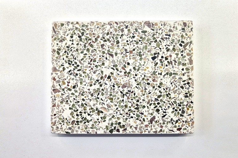 Terrazzo met kleine natuurlijke peridot kristallen.