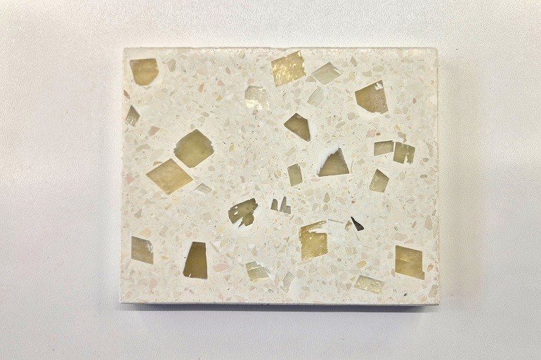 Terrazzo met transparante Ijslandse calcietkristallen in een lichte basis.