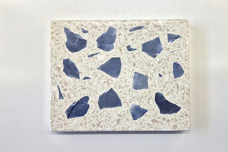 Lichte terrazzo met natuurlijke brokken blauwe aventurijn als strooimateriaal.