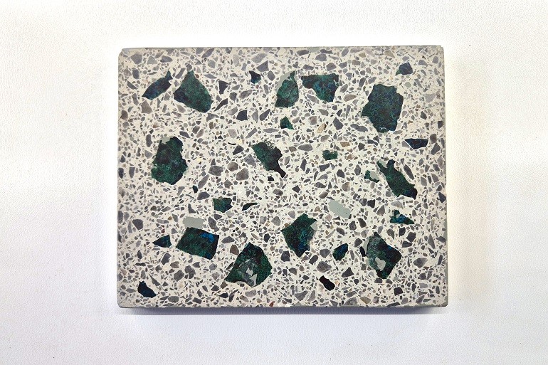 Terrazzo met natuurlijke blauwgroene chrysocolla brokjes in een grijze terrazzo.