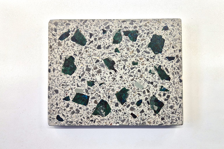 Terrazzo met natuurlijke blauwgroene chrysocolla brokjes in een grijze terrazzo. Terrazzo met natuurlijke blauwgroene chrysocolla brokjes in een grijze terrazzo.