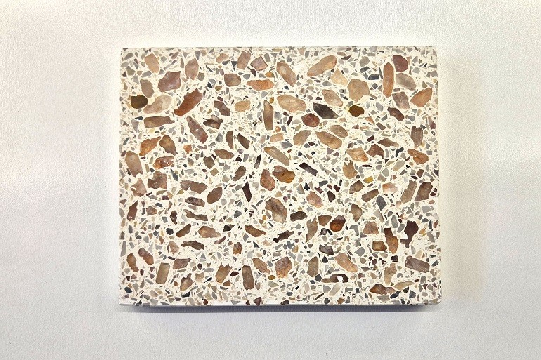 Terrazzo met natuurlijke rode hematietkristallen in een lichte terrazzo.