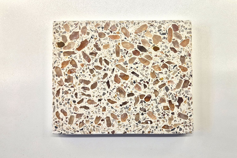 Terrazzo met natuurlijke rode hematietkristallen in een lichte terrazzo. Terrazzo met natuurlijke rode hematietkristallen in een lichte terrazzo.