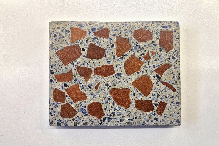 Terrazzo met natuurlijke rood-oranje zonnesteen als strooimateriaal.
