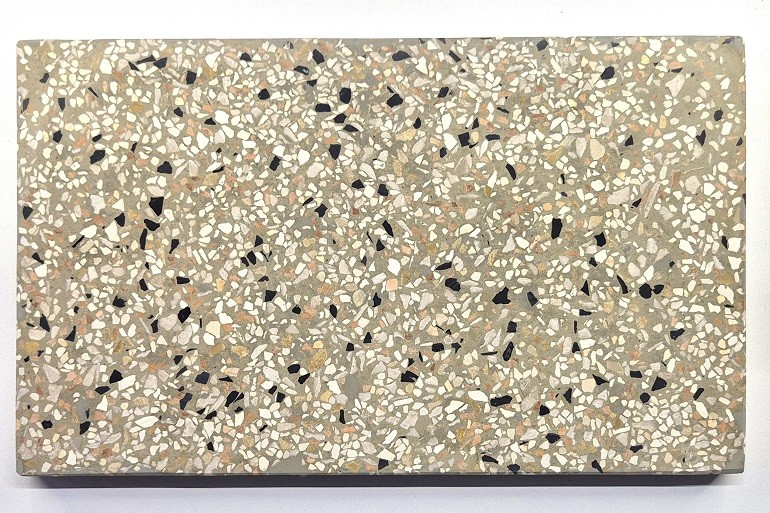 Geel terrazzo met Ulmer wit en Verona rood, een lichte samenstelling met subtiele rode accenten.