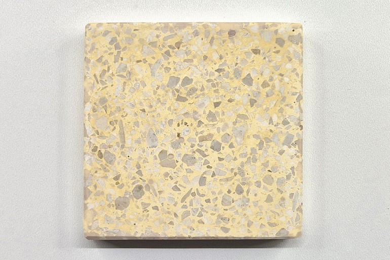 Geel terrazzo met Ulmer wit, met een zachte geelwitte uitstraling en een fijne natuursteenstructuur.