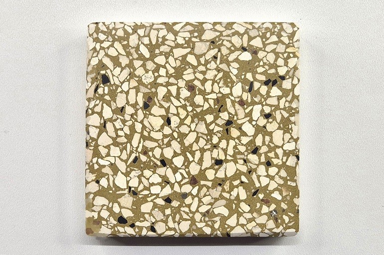 Geel terrazzo met Ulmer wit en zwarte Nero-steentjes, voor een levendig contrast tussen lichte en donkere natuursteen.