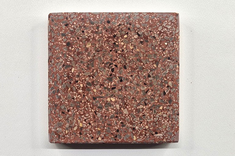 Rood terrazzo met Sint-Anna en Geel Mori, met een warme rode basis en subtiele gele en donkere natuursteenfragmenten.