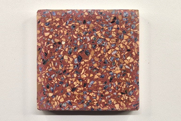 Rood terrazzo met Bahia blauw en Verona rood, met een levendige combinatie van warme rode en donkere blauwgrijze natuursteenkorrels.