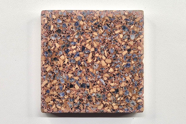 Rood terrazzo met Bahia blauw en Verona rood, met een rijke roodbruine uitstraling en contrasterende donkere natuursteenfragmenten.