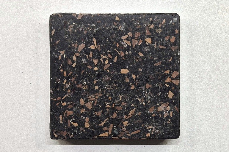 Zwart terrazzo met Nero Ebano en Bruin Mogano natuursteen, met subtiele warme bruintinten in een donkere basis.
