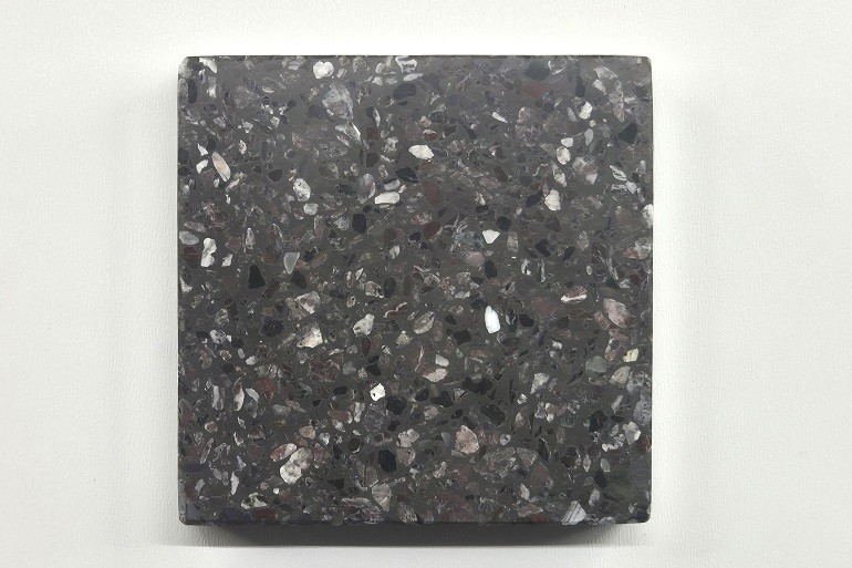 Zwart terrazzo met Rosso Levanto natuursteen, met dieprode accenten en een fijne, donkere structuur.